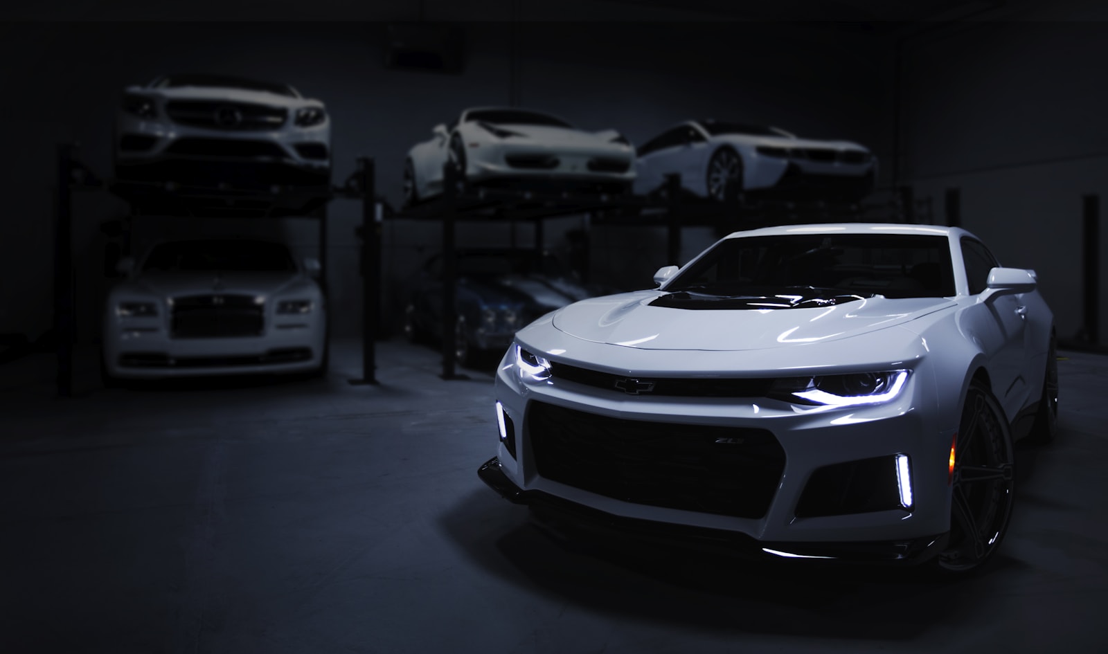 Showroom auto cu autoturism hibrid